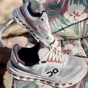 White OnCloud Sneakers W10